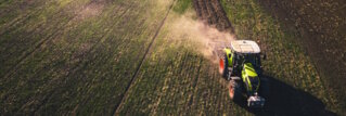Traktor auf Feld